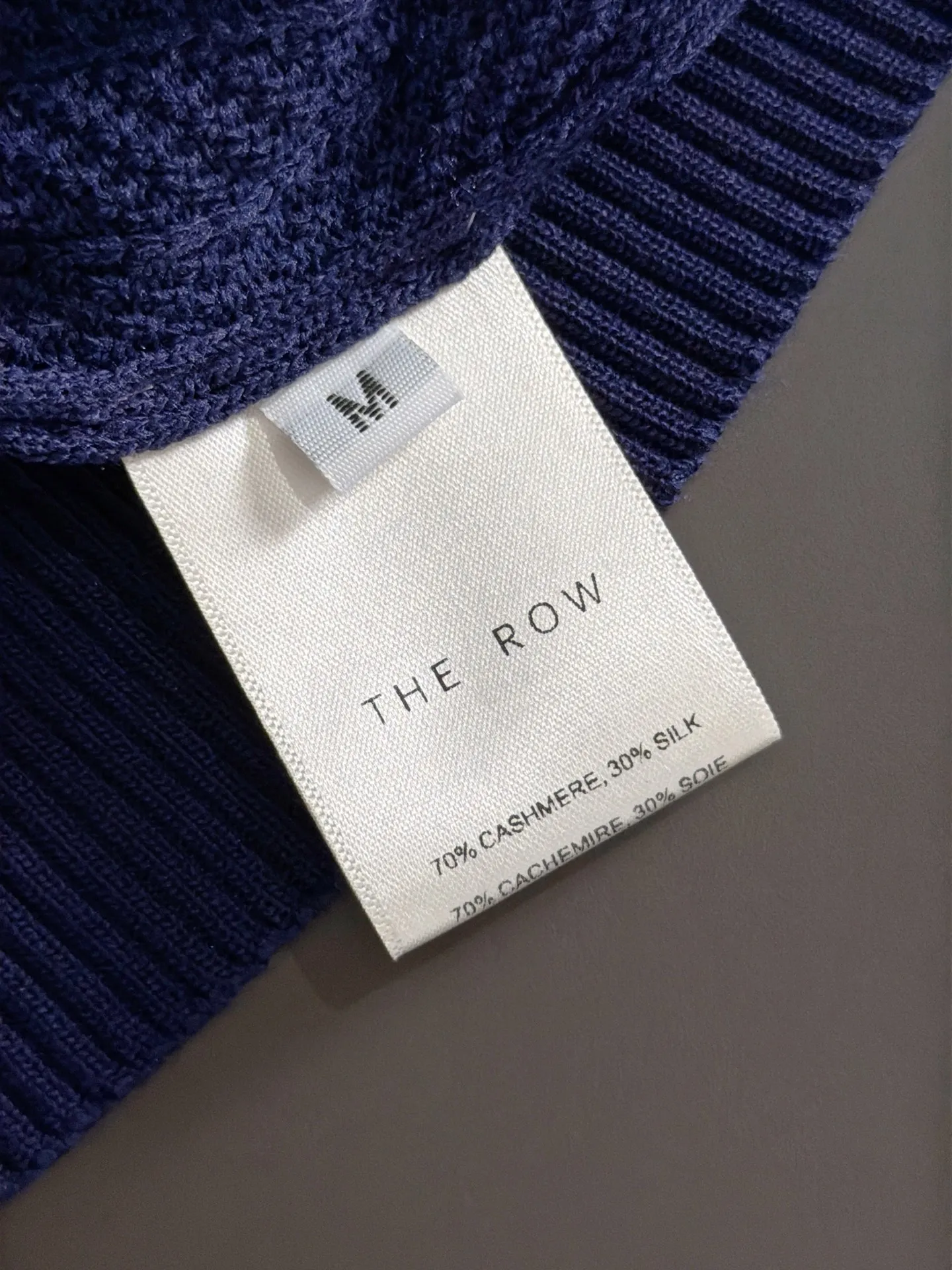 Shipping next day TR high quality - The Row 26ss New Arrival men's short-sleeved T-shirt. Like LP and BC, it belongs to the same old-money style top-notch light luxury brand. The New Arrival Original men's casual short-sleeved shirt is made of combed cotton yarn knitted imitation cotton fabric. Exclusive Premium custom-controlled raw materials. 14-needle precision knitting. The iconic waffle soul is woven. The three-dimensional texture flows with subtle light and shadow. Viewed from a distance, it is introverted. It shows when you touch it closely. It feels substantial when weighed. The upper body is also more textured than ordinary T-shirts. Fashionable Versatile Hot Sale. It is skin-friendly and comfortable to wear. Premium boutique. The upper body is made of Factory's fine workmanship. A must-have item for men. Complete with three standards. Sizes M-3XL
